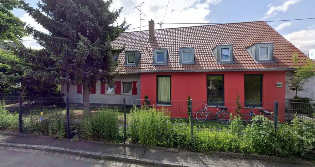Das Haus am Grünland in Augsburg-Firnhaberau von der Straße aus